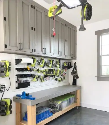 20 Super Idées de Rangement Pour Avoir un Garage Toujours Impeccable.  Diy  overhead garage storage, Diy garage storage cabinets, Diy garage storage